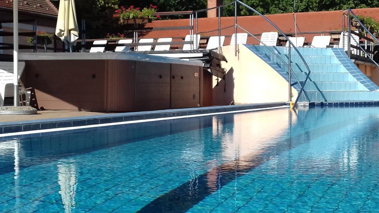 Zichy Park Hotel Bikacs Luaran gambar
