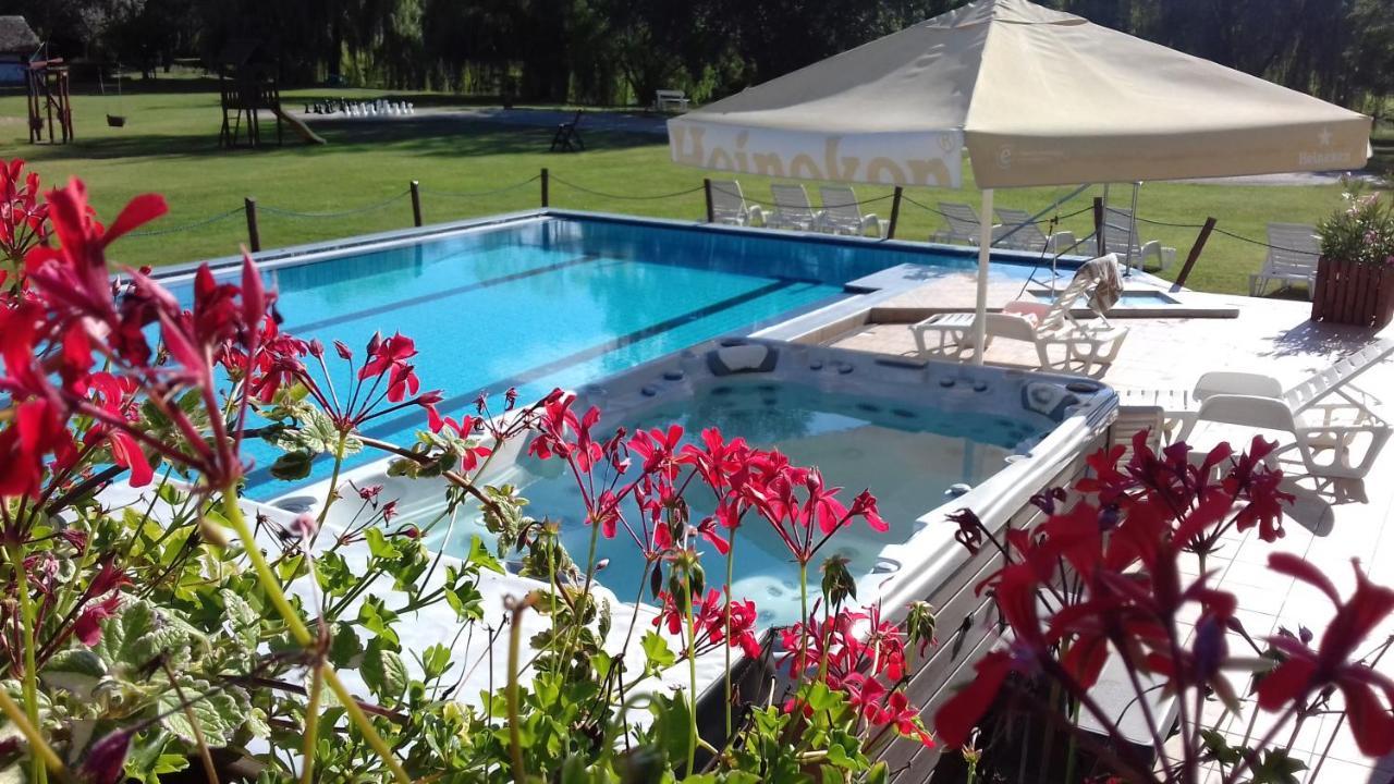 Zichy Park Hotel Bikacs Luaran gambar