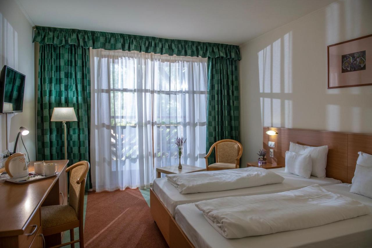 Zichy Park Hotel Bikacs Luaran gambar