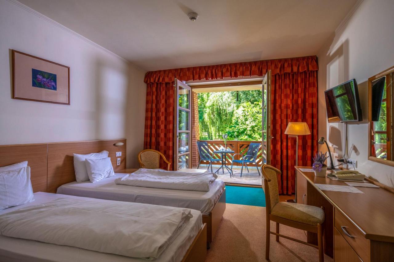 Zichy Park Hotel Bikacs Luaran gambar