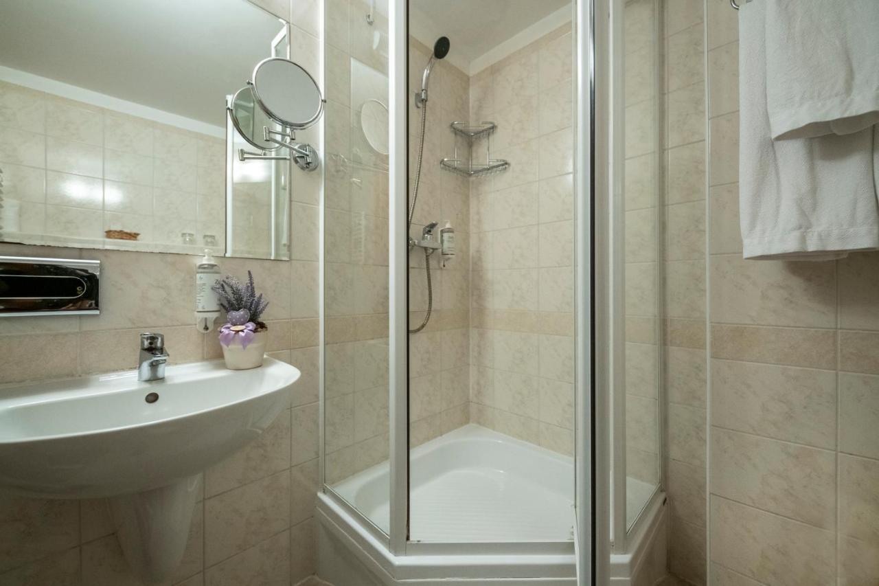 Zichy Park Hotel Bikacs Luaran gambar