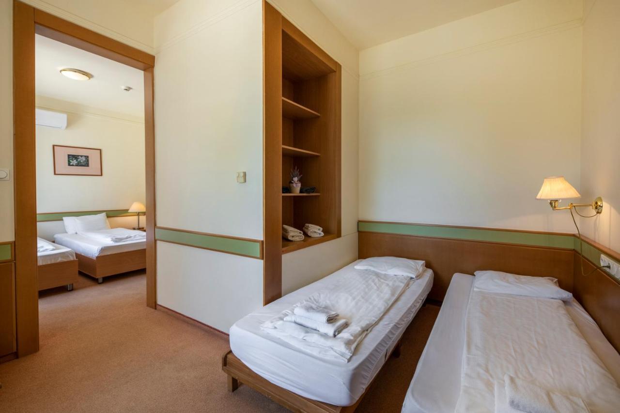 Zichy Park Hotel Bikacs Luaran gambar