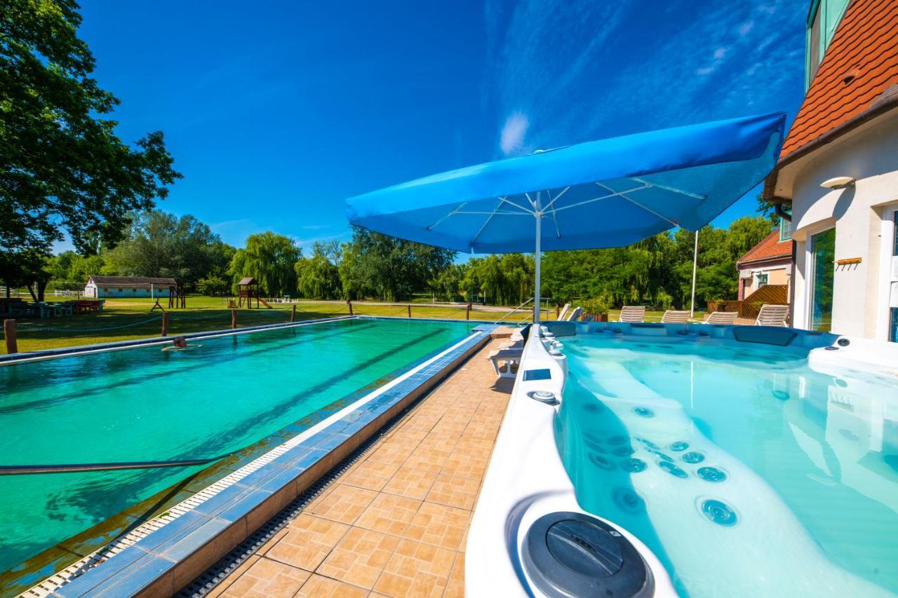 Zichy Park Hotel Bikacs Luaran gambar