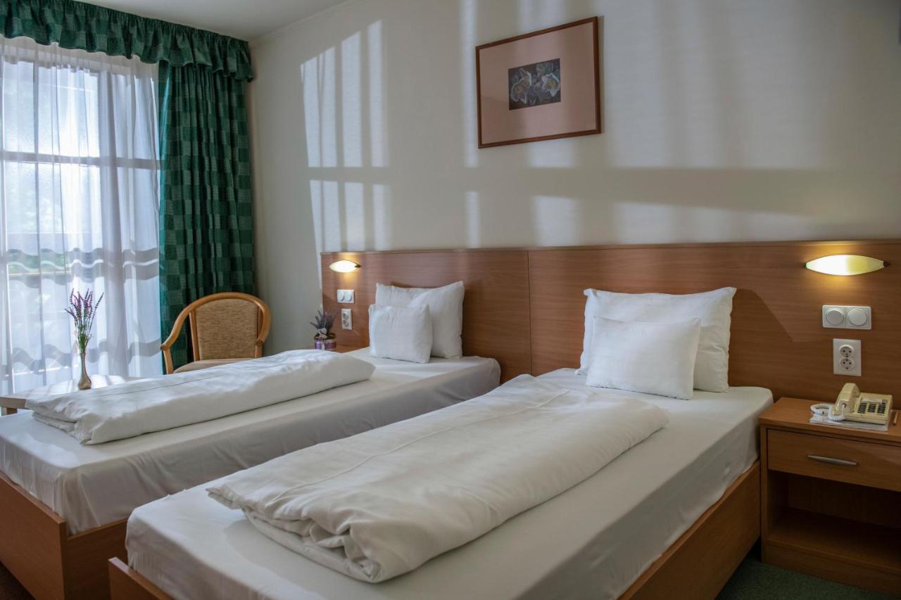 Zichy Park Hotel Bikacs Luaran gambar