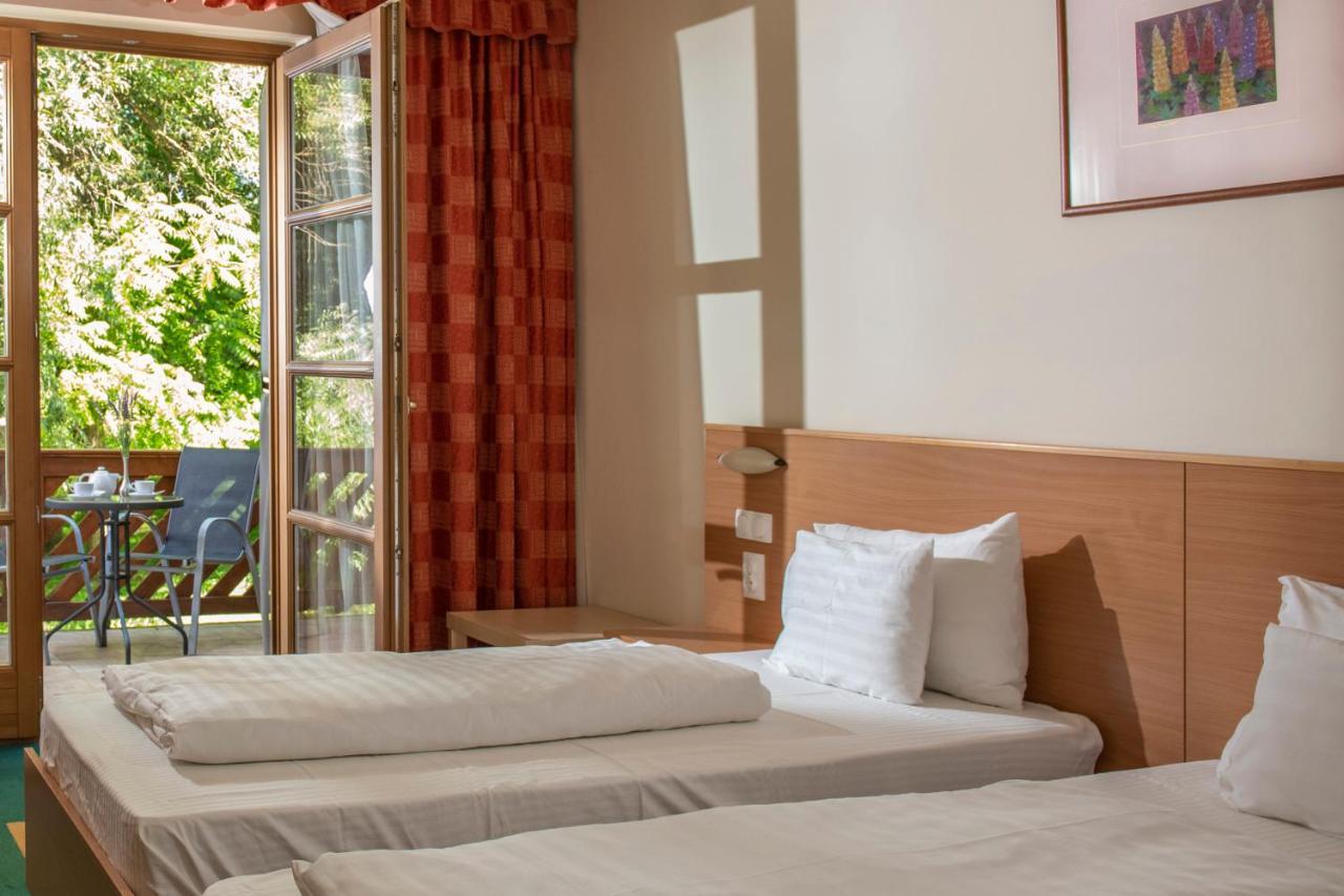 Zichy Park Hotel Bikacs Luaran gambar