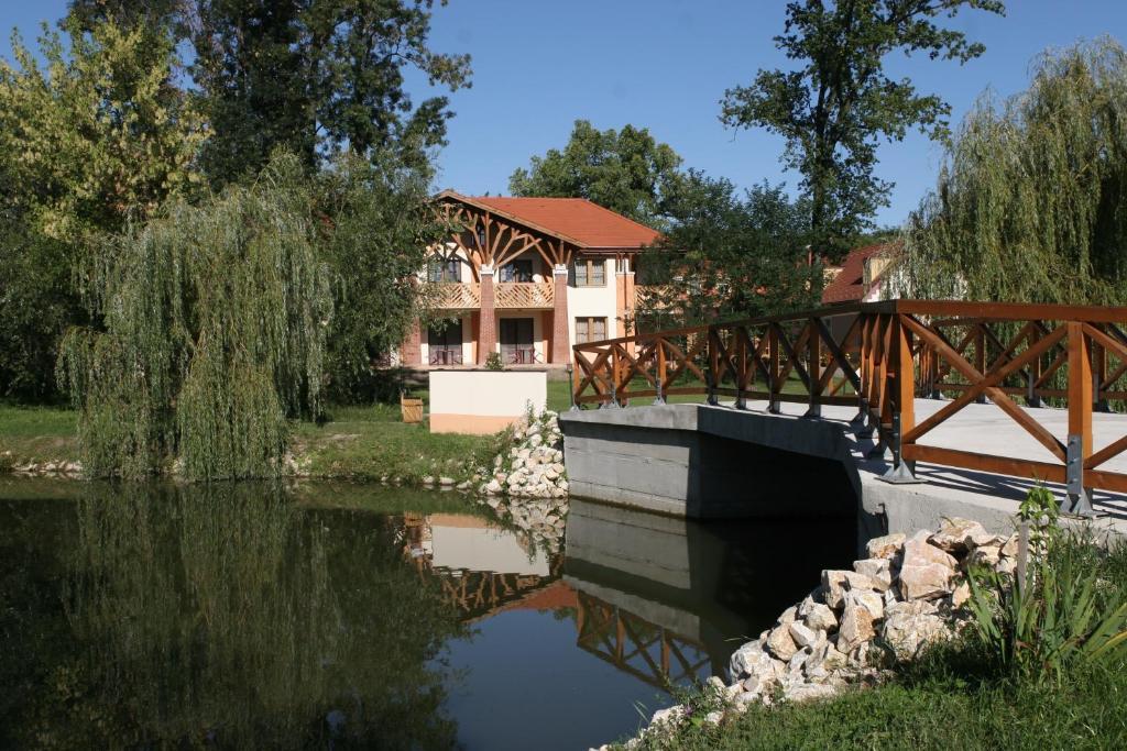 Zichy Park Hotel Bikacs Luaran gambar