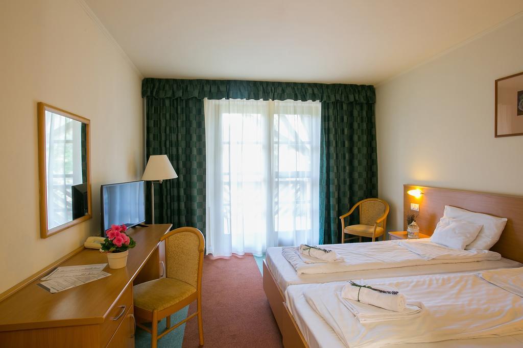 Zichy Park Hotel Bikacs Luaran gambar