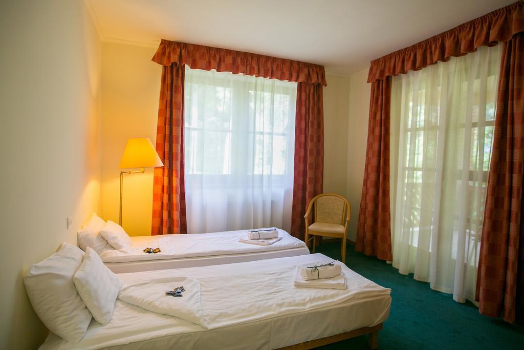Zichy Park Hotel Bikacs Luaran gambar
