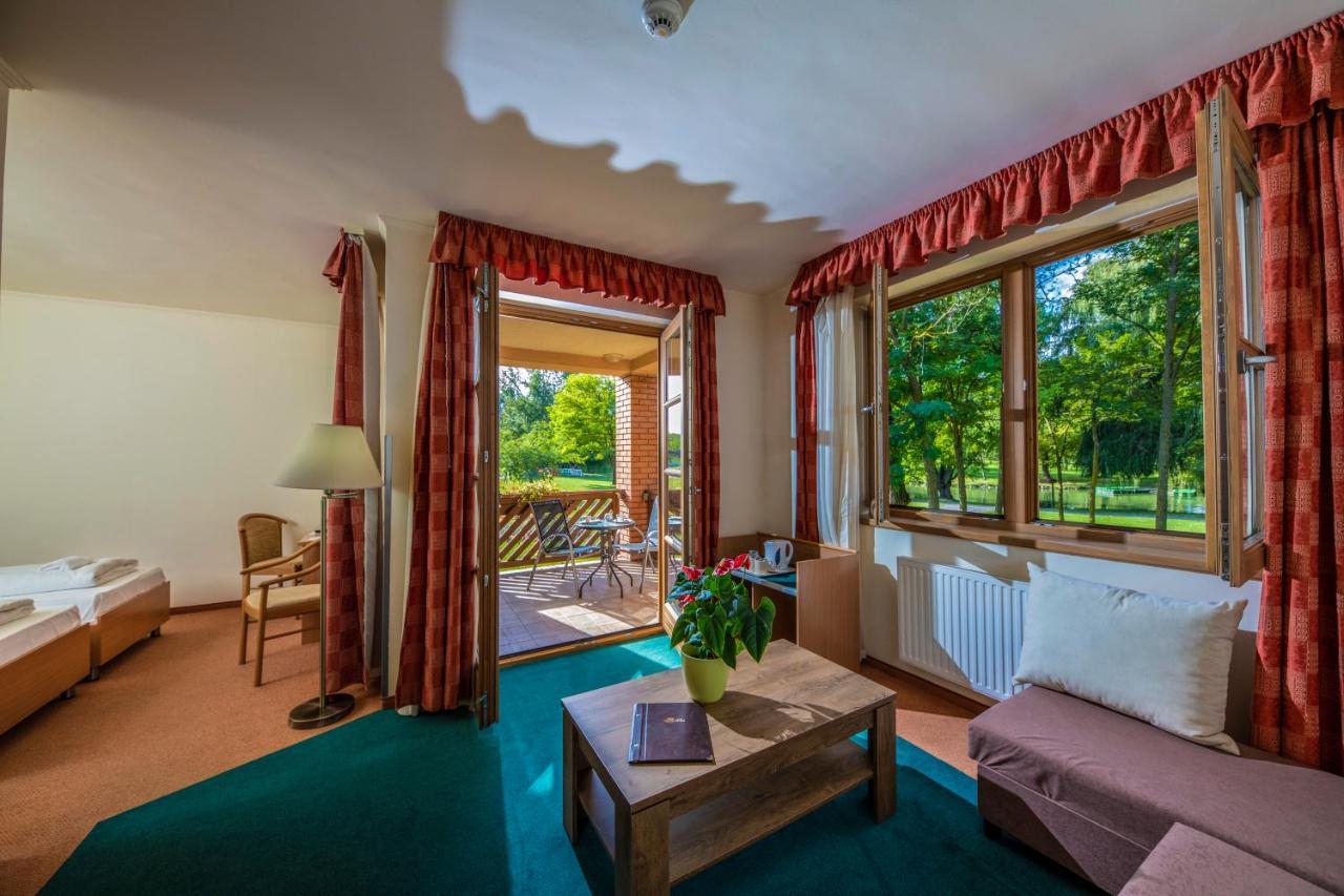 Zichy Park Hotel Bikacs Luaran gambar