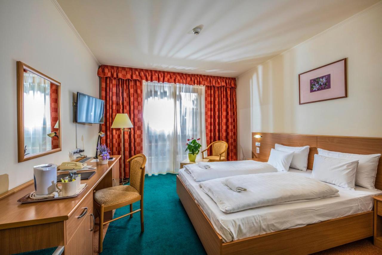 Zichy Park Hotel Bikacs Luaran gambar